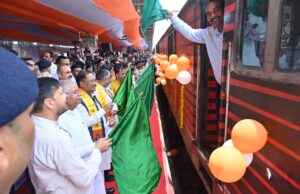 मुख्यमंत्री ने विशेष ट्रेन को हरी झंडी दिखाकर सोमनाथ स्वाभिमान सांस्कृतिक यात्रा का किया शुभारंभ