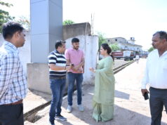 महापौर मीनल चौबे ने टाटीबंध में सर्विस रोड में बारिश में जलभराव की समस्या का किया निरीक्षण