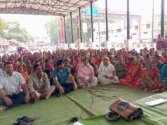 चार सूत्रीय मांगों को लेकर मध्याह्न भोजन रसोइयों का प्रदर्शन,कलेक्टर कार्यालय पहुंचकर सौंपा ज्ञापन