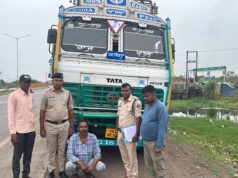 स्पंज आयरन से भरे ट्रक को फर्जी नंबर प्लेट लगाकर बिक्री करने वाले 02 ठग गिरफ्तार