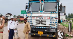 यातायात थाना टाटीबंध एवं थाना आमनाका की संयुक्त कार्रवाई