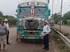 हीरापुर–रिंग रोड-2 मार्ग पर दूसरे दिन भी विशेष अभियान जारी, सड़क पर खड़े ट्रक-ट्रेलरों के विरुद्ध कार्रवाई